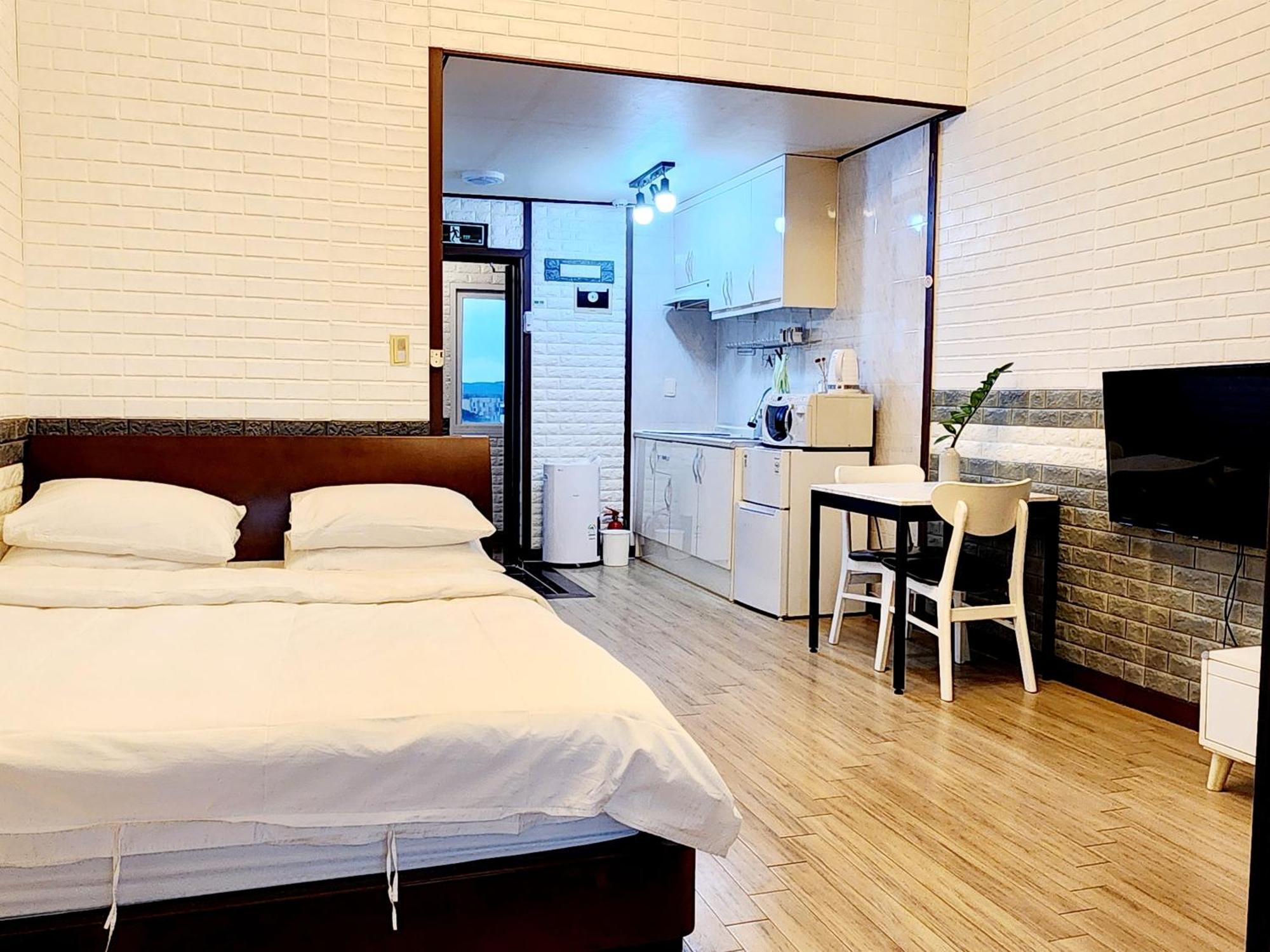 Preun Jeju Pension Seogwipo Bagian luar foto