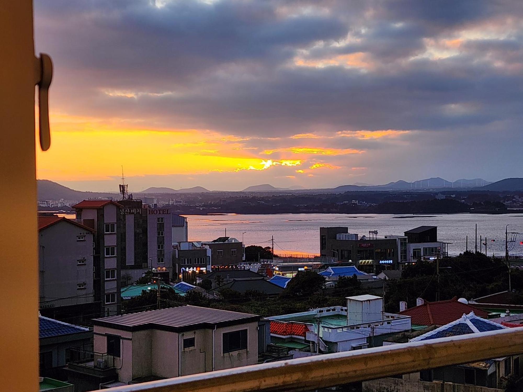 Preun Jeju Pension Seogwipo Bagian luar foto