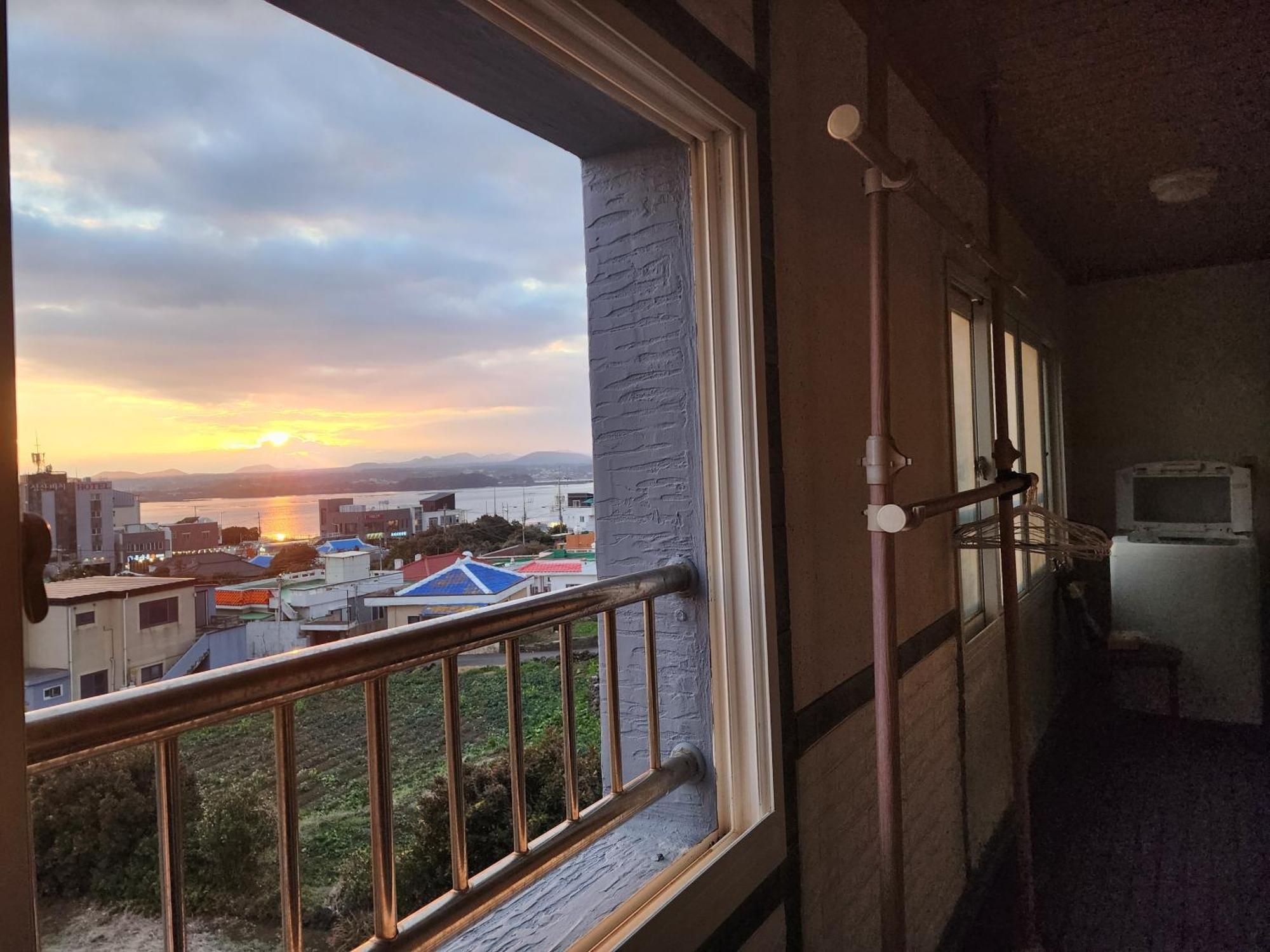 Preun Jeju Pension Seogwipo Bagian luar foto