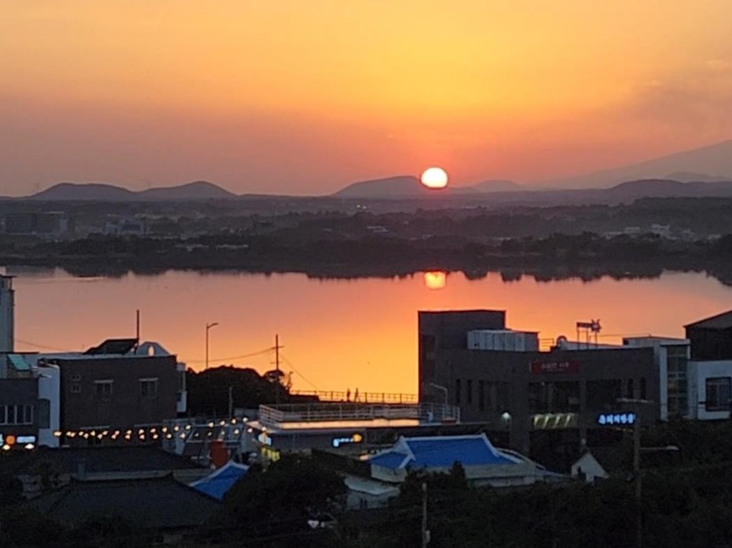 Preun Jeju Pension Seogwipo Bagian luar foto