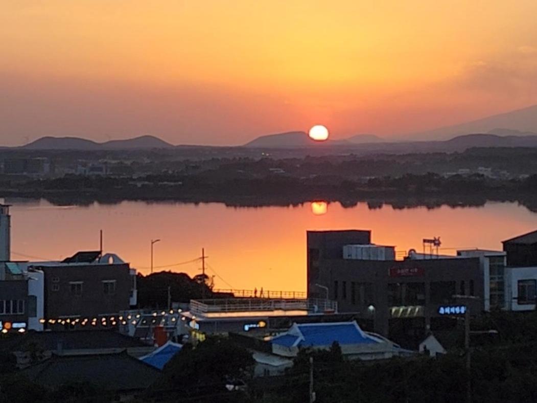 Preun Jeju Pension Seogwipo Bagian luar foto