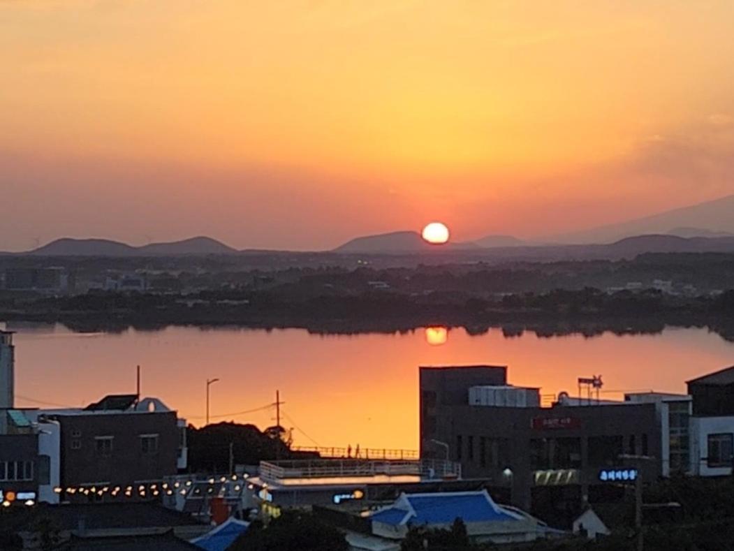 Preun Jeju Pension Seogwipo Bagian luar foto